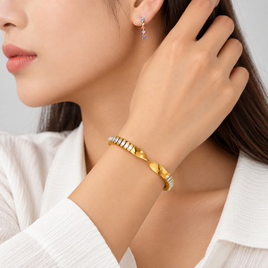 Brazalete Abierto Trenzado, Acero Inoxidable y Cristal con Baño de Oro de 14K, Brazalete Escultural en Tono Dorado - Product Image 5