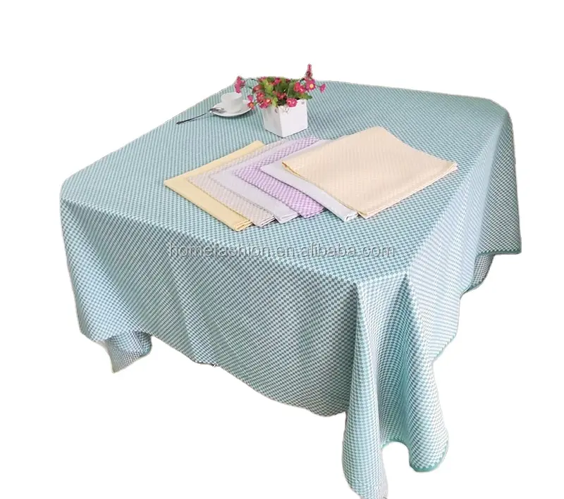ผ้าปูโต๊ะผ้าฝ้ายลายสก๊อตสีเขียวและสีขาวดูดี