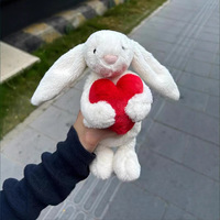 Jellcatt UK Wit pluche konijntje met hangende oren, rood hartje vasthoudend, schattig knuffeldier, Valentijnsdag romantisch cadeau