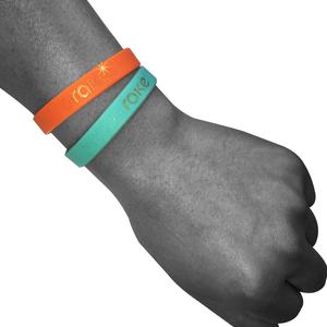 Nueva pulsera de silicona con purpurina promocional de alta calidad personalizada con estilo con impresión de logotipo dorado - Product Image 4