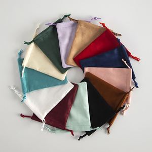 Sac cadeau en velours personnalisé avec franges, fermeture à cordon écologique, couleur et taille personnalisables, bonbons sucrés - Product Image 3