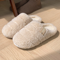 Nouvelles pantoufles d'hiver rayées et moelleuses 2026, dessus en peluche douce, semelle antidérapante et silencieuse, pantoufles confortables pour hommes et femmes, vente en gros