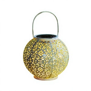 Lanterne en métal peinte à la main avec des détails ornés et un anneau de suspension pour une décoration festive et saisonnière à prix de gros - Product Image 1