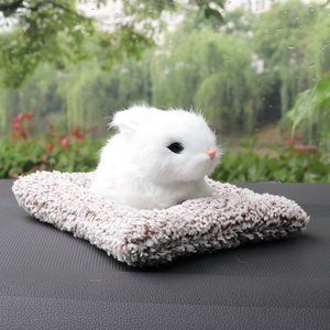Tapis de simulation de chatons à fourrure réaliste 2 en 1 pour la maison, le tableau de bord de la voiture, le <span class=keywords><strong>d</strong></span>ésodorisant, les cadeaux promotionnels. - Product Image 3