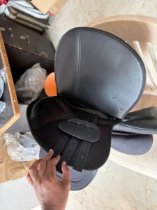 Selle d'équitation de saut de qualité supérieure - Arbre en plastique - Entièrement recouverte de cuir souple - Selle anglaise - Product Image 2