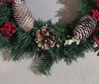 Großhandel Künstlicher Weihnachtskranz aus PVC mit Tannenzapfen, roten Beeren und Band für Tür- und Wanddekoration zu Feiertagen