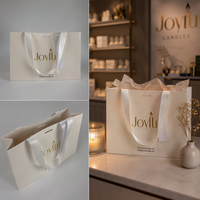 Sac en papier personnalisé avec logo estampé à chaud or, poignée en ruban de satin blanc, idéal pour les cadeaux, les cosmétiques, les soins de la peau et la beauté