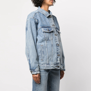Blouson de camionneur <span class=keywords><strong>en</strong></span> <span class=keywords><strong>jean</strong></span> pour <span class=keywords><strong>femme</strong></span> personnalisé bleu clair surdimensionné lavage lourd détruit bouton manches longues Streetwear automne hiver - Product Image 2