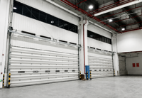 Porte sectionnelle industrielle automatique avec dispositif anti-chute et système de contrôle du moteur à démarrage progressif