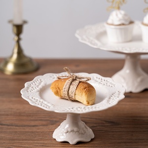 Assiette en céramique de cour française en relief blanc exquis Supports à gâteaux à Dessert Salle à manger à la maison Steak créatif servant <span class=keywords><strong>des</strong></span> plats Restaurants - Product Image 3