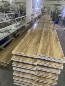 Lámina de <span class=keywords><strong>Techo</strong></span> de PVC Económica con Diseño Estampado en Caliente, Placa de <span class=keywords><strong>Techo</strong></span> <span class=keywords><strong>Falsa</strong></span> de PVC de Fabricante Chino - Product Image 4