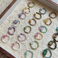 Großhandel Bunte Kristallperlen-Ringe für Frauen im Bohemian-Stil Erschwinglicher Luxus Minimalistisches Design, Perlenringe für Freizeitkleidung