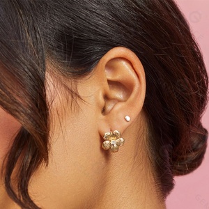 Pendientes de flores de cerezo con incrustaciones de diamantes ovalados de alta calidad para el Día DE LA Madre - Product Image 2