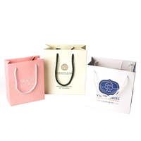 Sac d'emballage cadeau à main pour le vin papier kraft rouge petit sac à provisions fabricant sacs à main en papier fournisseurs