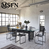 Table à manger rectangulaire en verre trempé, base en maille métallique noir mat, design géométrique minimaliste, meubles de maison, stable et durable