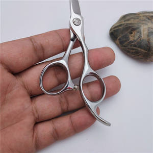 กรรไกรตัดผมมืออาชีพ 4.5 นิ้ว กรรไกรตัดผมแบบแบน สแตนเลสสตีล ด้ามจับสั้น เครื่องมือจัดแต่งทรงผมอย่างแม่นยำ - Product Image 1