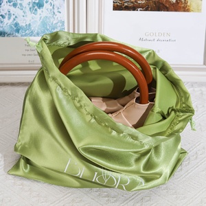 Pochette à cordon en satin imprimée avec logo personnalisé, sac de rangement de luxe en satin pour sous-vêtements et chaussures - Product Image 3