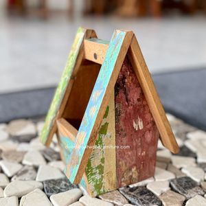 Pots de fleurs faits à la main en bois de bateau recyclé, aux couleurs naturelles, conçus comme de charmants accessoires de jardin en forme de maison. - Product Image 3