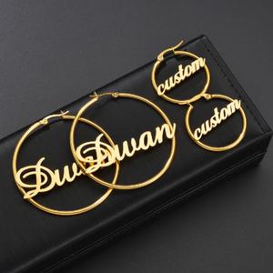 Pendientes de Aro de Acero Inoxidable con Nombre Personalizado, Diseño de Pendientes Dorados para Mujeres y Niñas - Product Image 1