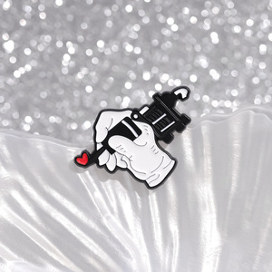 Spilla smaltata a forma di macchina per tatuaggi con cuore a tema cartone animato, creativa, a forma di penna per tatuaggi a cuore, per tatuatori e appassionati - Product Image 1