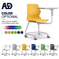 Chaises en plastique pour salle scolaire avec structure métallique robuste, design connecté avec tablette d'écriture
