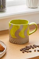 Mug à café en céramique fait main avec un design rayé et tourbillonné irrégulier