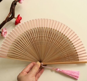 Éventails pliants en soie et bambou chinois faits à la main, originaux, personnalisables pour festivals et fêtes - Product Image 4