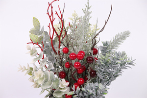 Composizione Natalizia Artificiale in Vaso, Pino Ghiacciato, Eucalipto e Bacche Rosse, Decorazione da Tavolo per Interni - Product Image 4