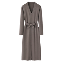 Robe en laine à col en V personnalisée et élégante pour femmes silhouette droite et mince robe longue en cachemire tricotée à motif solide pour l'automne