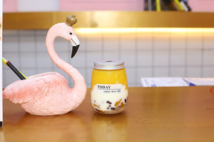 Bouteilles de jus en plastique en forme de U pour emballage de thé à bulles Capacité de 500ml avec couvercle Forme ronde pour café Logo personnalisable - Product Image 2