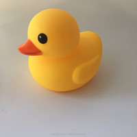 Promotionnel Licorne Petit Jaune PVC Canards En Caoutchouc Course Assortiment En Vrac Flotteur Jouets De Bain Grinçant Vache Garçon Police En Plastique Salle De Bains