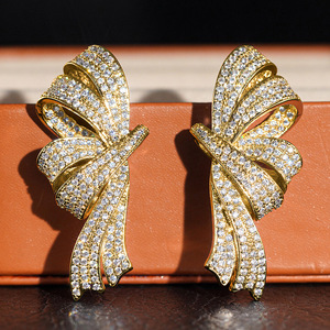 Orecchini a Perno con Fiocco per Donne, Design a Linee Fluenti, Accessori per Orecchie alla Moda per Uso Quotidiano - Product Image 1