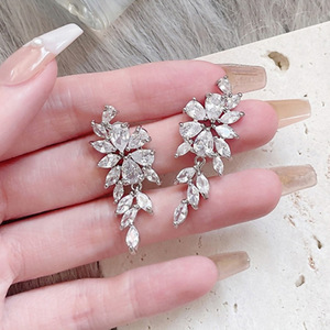 Orecchini Pendenti Lunghi a Foglia di Glicine Scintillanti da Donna, Eleganti Gioielli Floreali alla Moda - Product Image 1