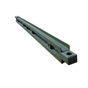 Poutre de construction en acier avec canaux creux et trous de fixation pour pièces de machines - Product Image 6
