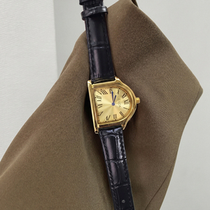 Reloj de Cuarzo para Mujer CILOA, Diseño Retro en Forma de Barril, Esfera con Números Romanos, Correa de Cuero, Reloj de Pulsera Analógico para Uso Diario - Product Image 5