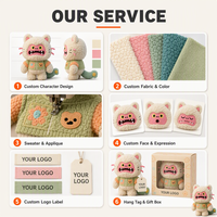 Figurine de chat monstre bouclé en peluche avec tenue tricotée et détails appliqués pour la décoration de chambre d'enfant - Vente en gros