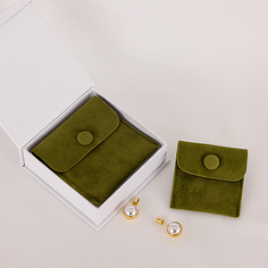 Sacs à bijoux en velours vert avec logo personnalisé, pochettes de rangement en forme d'enveloppe, petites mini pochettes en velours suédé pour bijoux, sacs cadeaux avec bouton - Product Image 4