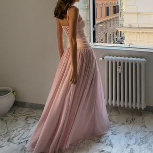 Robe longue rose poudré à fines bretelles pour femme, en mousseline fluide, avec décolleté cœur et dos lacé - Product Image 2