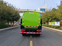 Le nouveau modèle de camion à ordures compacteuses est équipé d'un moteur Yuchai de 170 chevaux et peut transporter jusqu'à 6 tonnes de déchets