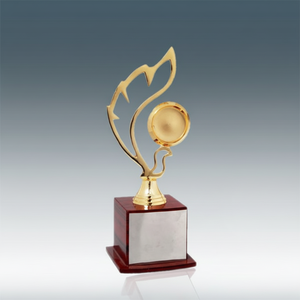 Récompense de torche en argent abstrait avec une spirale métallique en forme de flamme et une base noire robuste, à prix de gros. - Product Image 1