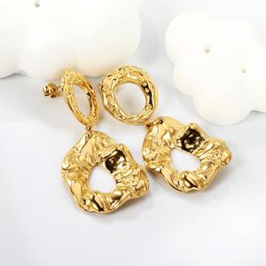 Pendientes Personalizados Hipoalergénicos de Acero Inoxidable con Textura Irregular, Pendientes Gruesos con Baño de Oro de 18K PVD para Mujer - Product Image 3