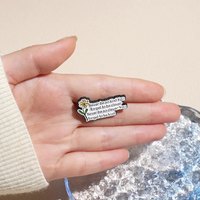 Pines de afirmación de alta calidad, venta al por mayor, pines de esmalte suave positivo, PIN de letra de metal de dibujos animados personalizado para insignias de nombre