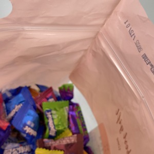 Túi Poly Có Khóa Kéo In Logo Tùy Chỉnh Để Đóng Gói Kẹo Bánh Quy Túi Bóng Có Thể Khóa Lại Được Túi Đựng Thực Phẩm Có Khóa Kéo Mylar - Product Image 6