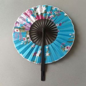 Éventail pliant vintage pour femme, motif fleur de cerisier sculpté, en bambou, tissu teinté, avec pompon, style artisanal élégant, os noir - Product Image 4