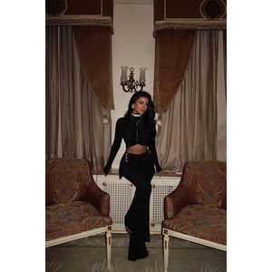 Traje Casual Formal Negro con Detalle de Abertura Lateral, Decoración Plisada y Patrón a Cuadros con Botones - Product Image 2