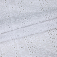 Tissu de broderie d'oeillet de fleur florale tissé de haute qualité de 100% coton pour le vêtement