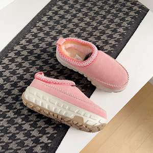 Chaussons d'hiver d'extérieur antidérapants et chauds pour couple, bottes de neige en coton, chaussures à grammage élevé, quatre couleurs au choix, vente en gros d'usine - Product Image 4