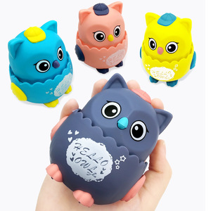 Jouet hibou à presser et à glisser en plastique souple, animal de dessin animé, récompense pour enfants, 7x6.5x7.8cm, pour la maternelle - Product Image 1