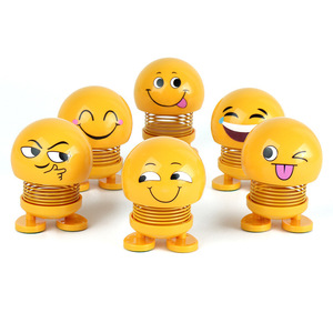 Décoration de voiture Poupée Printanière, Jouet à tête oscillante en plastique avec visage souriant de dessin animé, Ornement d'intérieur automobile, Fabriqué à l'usine de Yiwu - Product Image 5