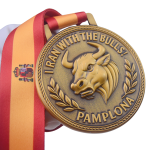 Medallas Conmemorativas 3D de Alta Calidad en Oro Antiguo para la Carrera de los Toros de <span class=keywords><strong>Pamplona</strong></span>, España, con Cinta - Product Image 2